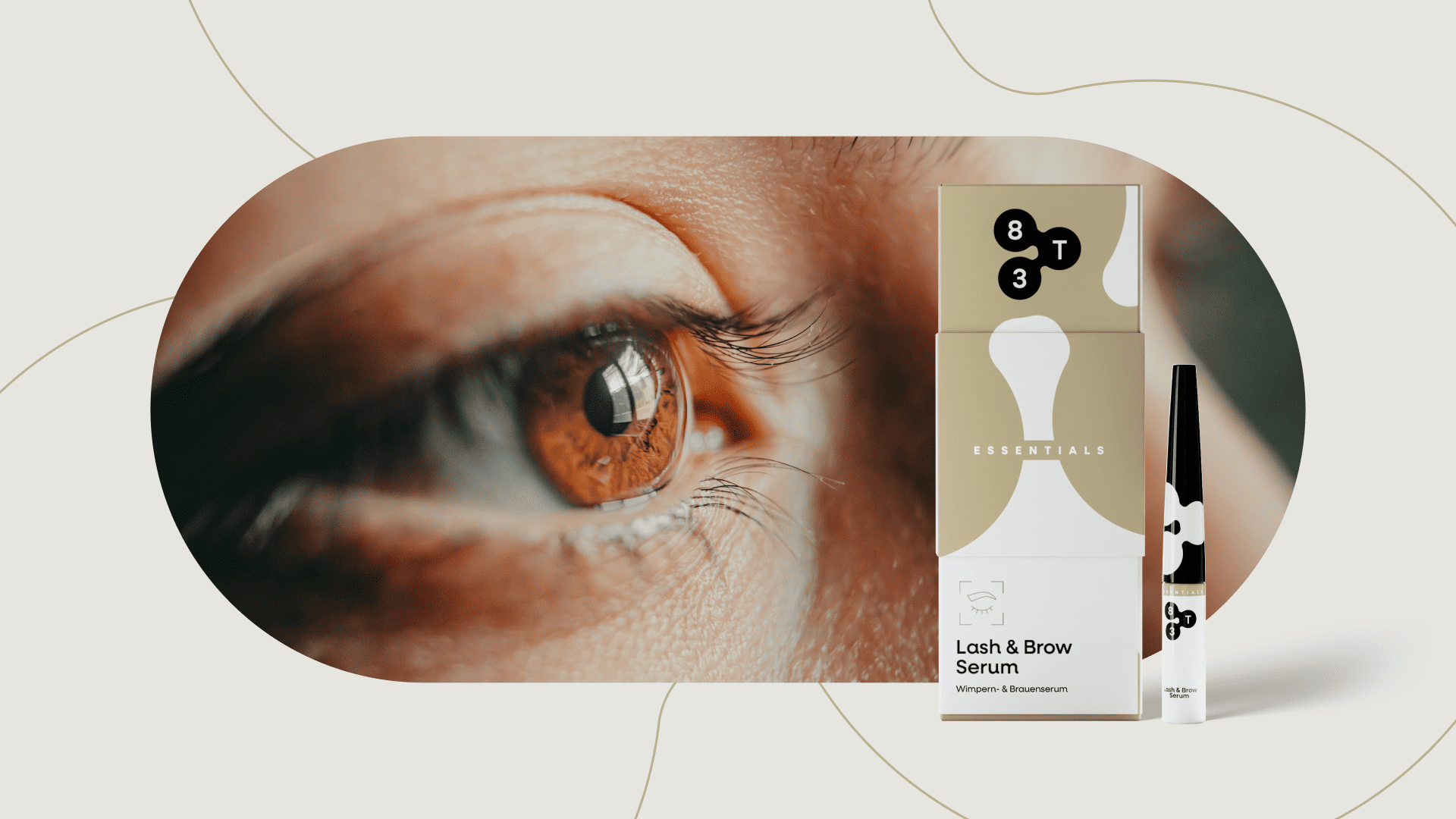 Nahaufnahme eines braunen Auges mit langen Wimpern; daneben steht eine beige-weiße Verpackung und ein Stift des Produkts „8T3 Essentials Lash & Brow Serum“ auf hellem Hintergrund.