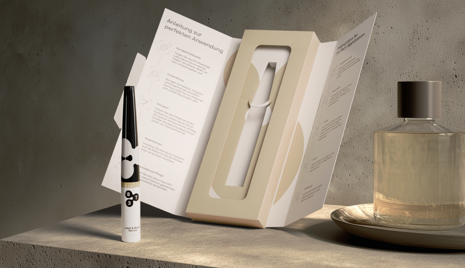 Geöffnetes Set mit Anwendungsanleitung und 8T3 Lash & Brow Serum auf Steinpodest